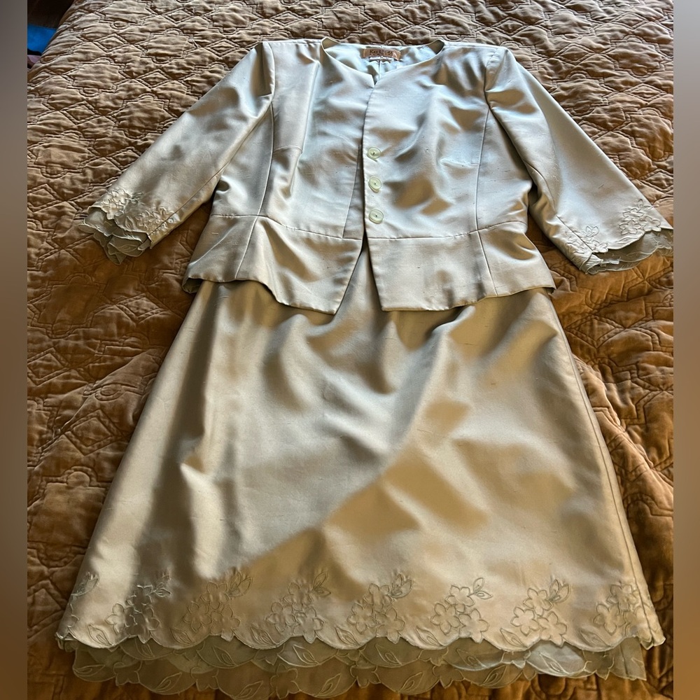 Never worn pale green silk skirt suit Kay Unger w/sheer floral detail. Size 10